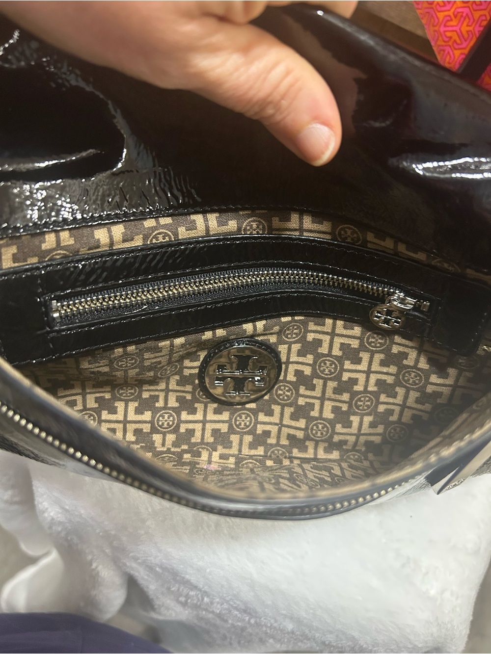 Tory Burch Black Patent Leather Logo Wristlet Clutch - Picture 7 of 14